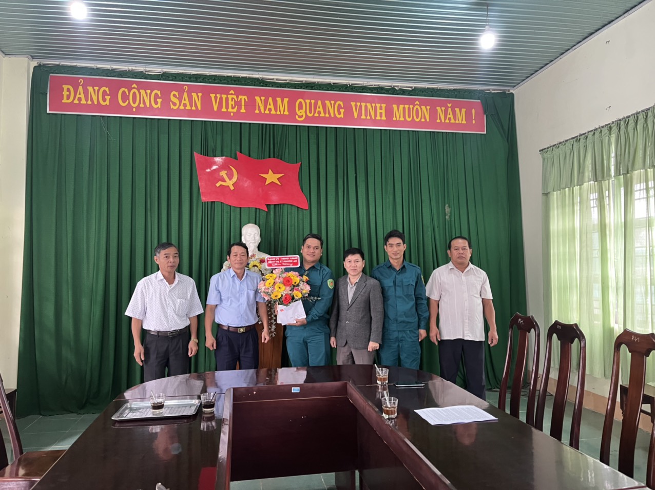 Đảng ủy, HĐND, UBND, UBMT tổ quốc Việt nam thị trấn Phước An tổ chức  thăm, tặng hoa chúc mừng Ban Chỉ huy Quân sự thị trấn nhân kỷ niệm 78 năm Ngày thành lập Quân đội nhân dân Việt Nam (22/12/1944-22/12/2022).